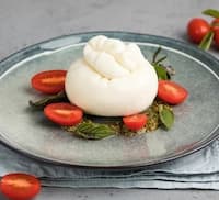 Буррата с томатами черри и соусом песто для фуршета в Алматы, кейтеринг